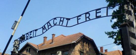 Znak z napisem „Arbeit macht frei” znajdujący się nad bramą obozu w Auschwitz