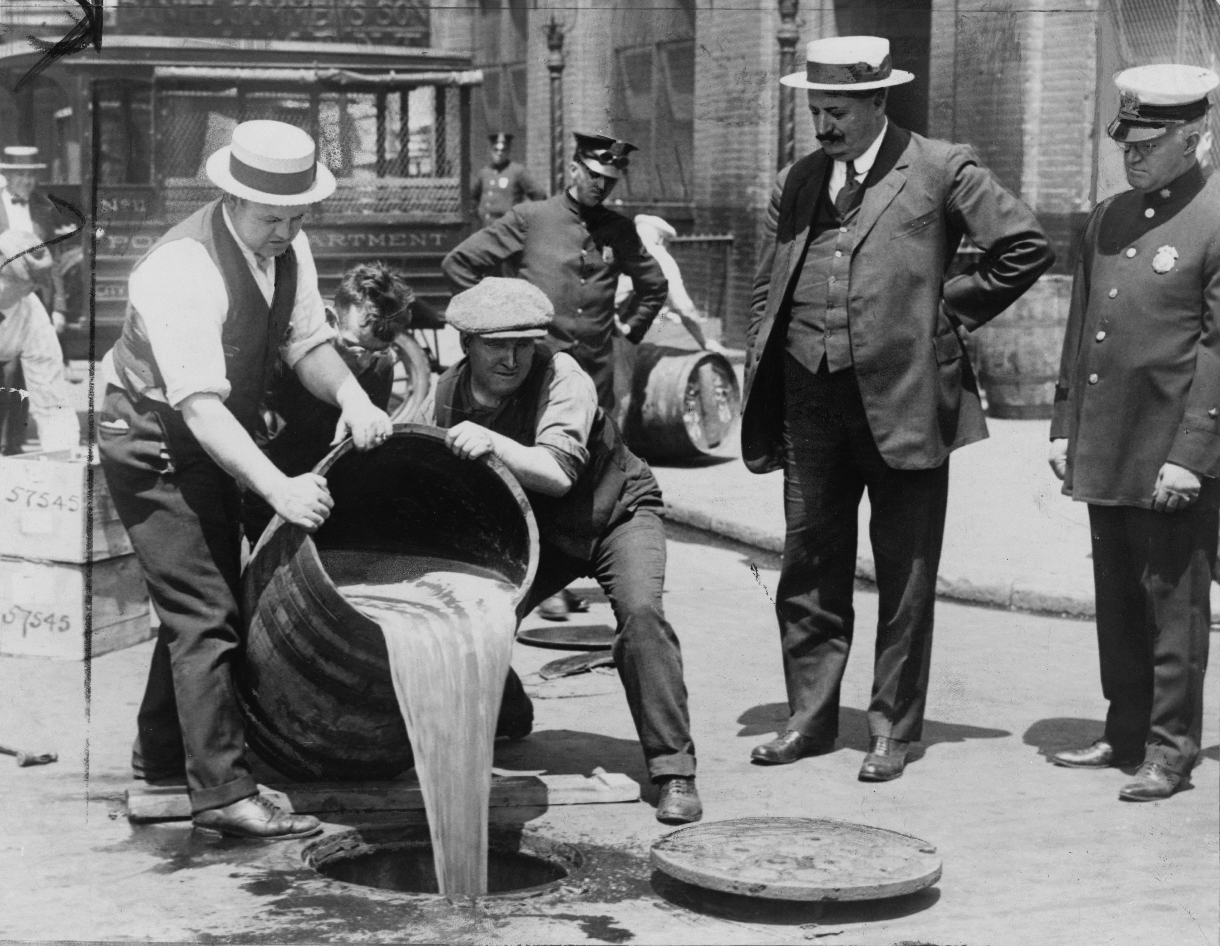 Prohibicja w USA. Jak Amerykanie pili alkohol w czasach zakazów? | Portal  historyczny Histmag.org - historia dla każdego!
